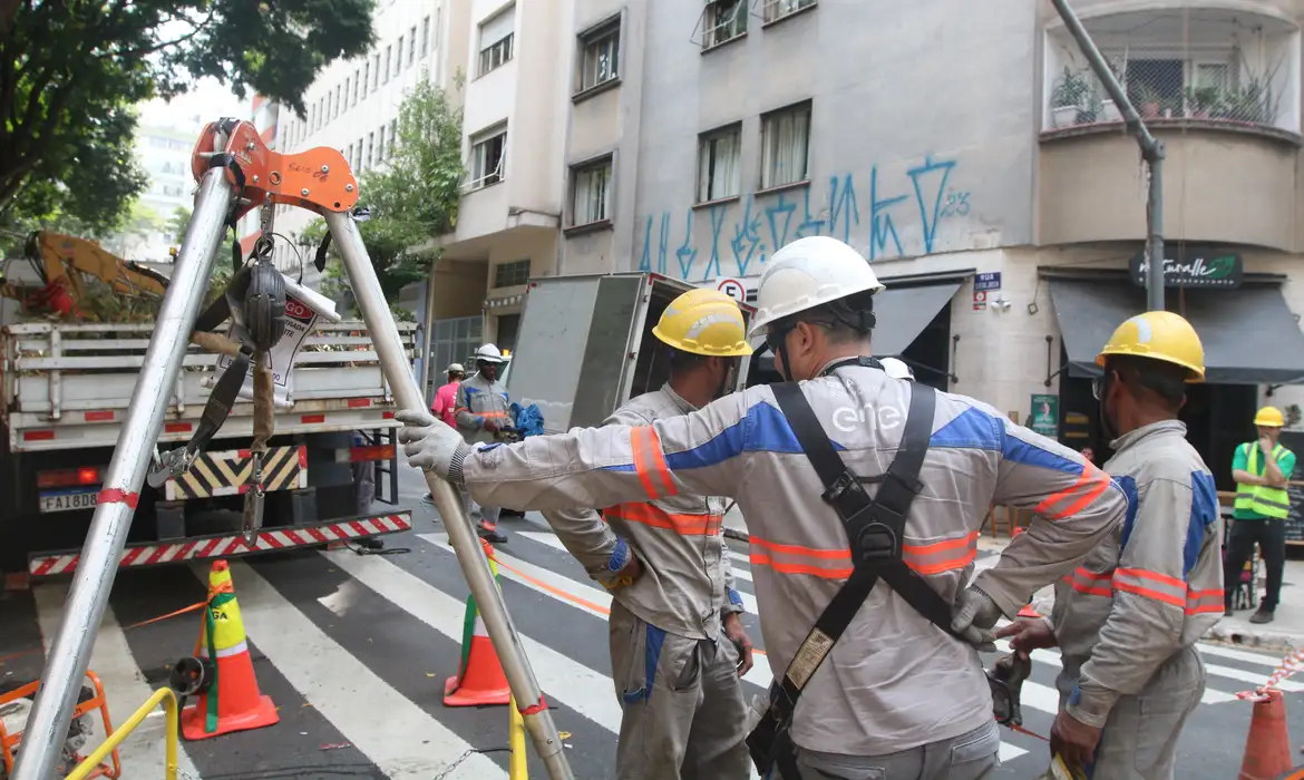 Enel é condenada a indenizar clientes por apagão de novembro em SP